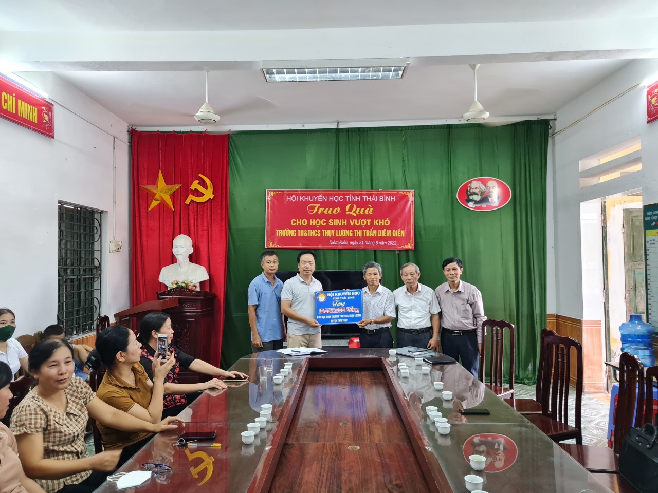 Trao quà cho học sinh vượt khó trường TH&THCS Thụy Lương thị trấn Diêm Điền - 1