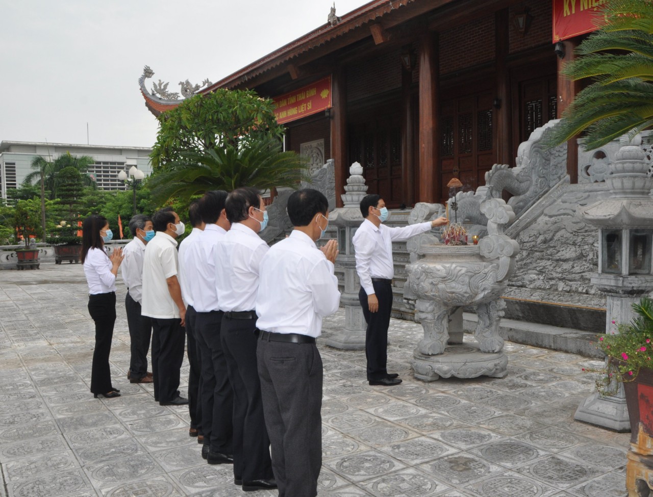 Hội Khuyến học tỉnh Thái Bình dâng hương tại Đền thờ liệt sỹ tỉnh