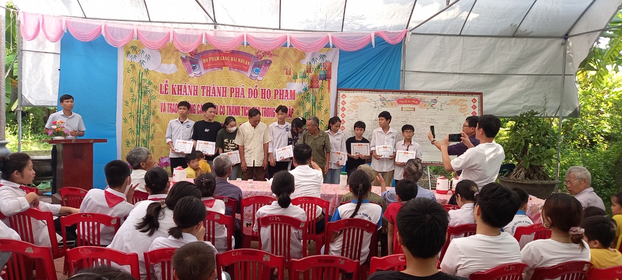 Dòng họ Phạm thôn Hải Nhuận xã Đông Quý. trao 52 suất quà khuyến học cho các cháu có thành tích học tập tốt năm học 2022