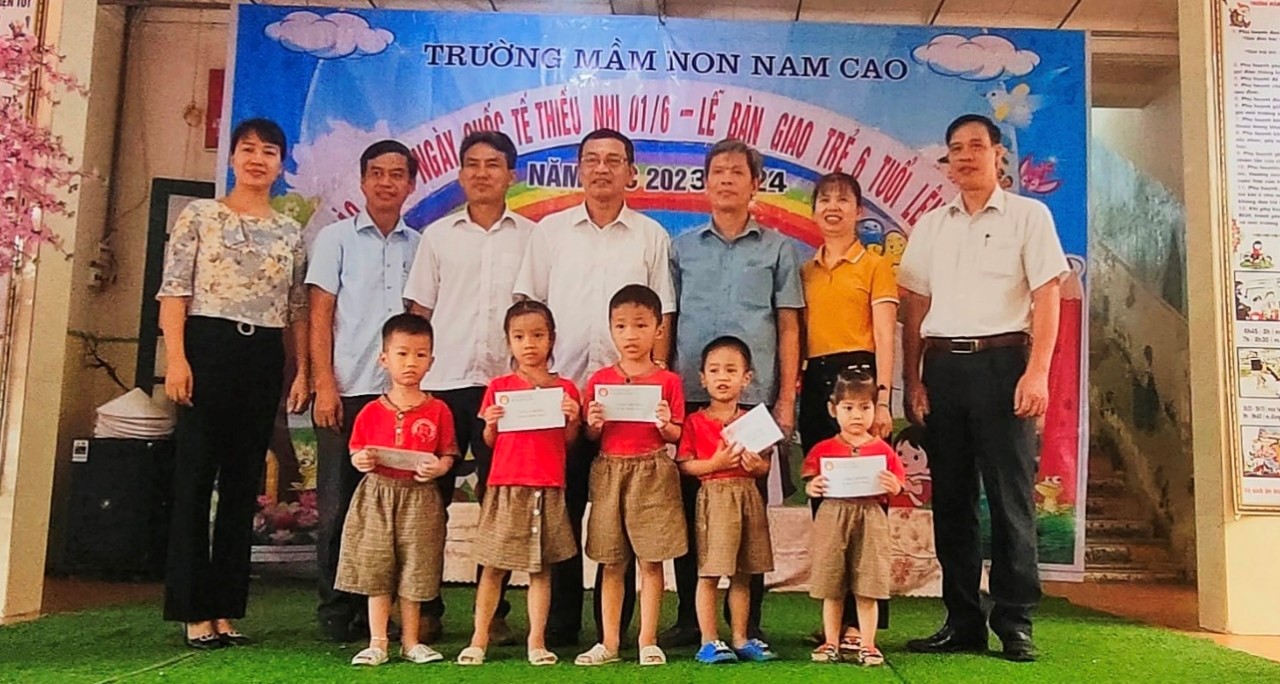 Hội Khuyến học huyện Kiến Xương trao quà cho các cháu Mầm non nhân dịp Quốc tế Thiếu nhi 01/6 và tặng quà cho học sinh vượt khó - hiếu học năm học 2023-2024.
