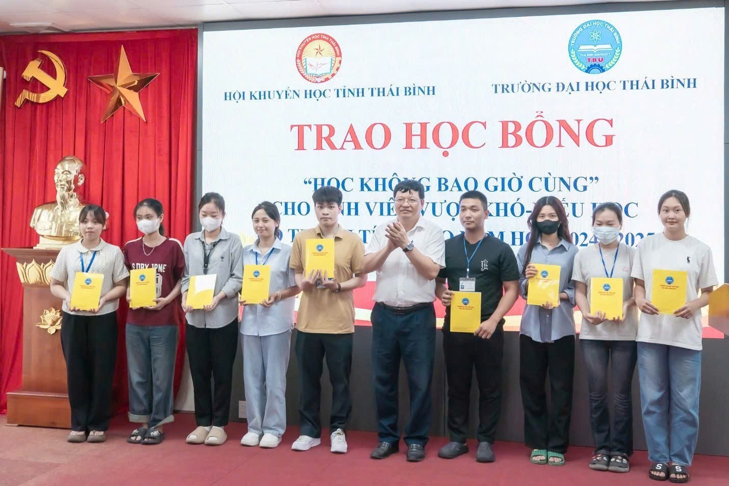Thái Bình, trao tặng học bổng trên 1,8 tỷ đồng cho học sinh, sinh viên và người lớn có thành tích tiêu biểu trong phong trào ‘Học không bao giờ cùng”