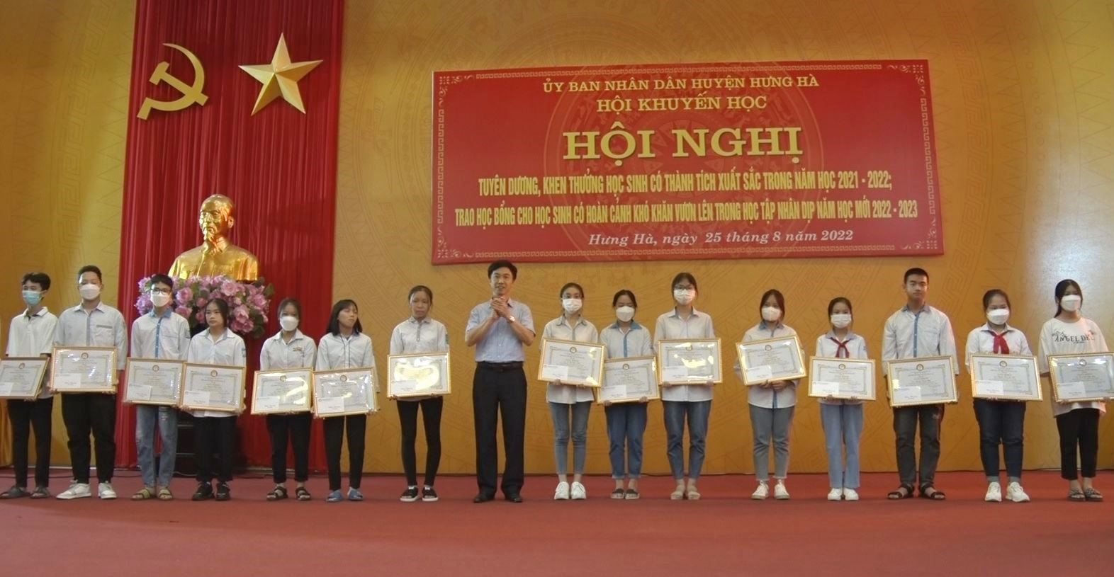 Hội Khuyến học huyện Hưng Hà tổ chức hội nghị tuyên dương, khen thưởng học sinh có thành tích xuất sắc trong năm học 2021- 2022, trao học bổng cho học sinh có hoàn cảnh khó khăn vươn lên trong học tập