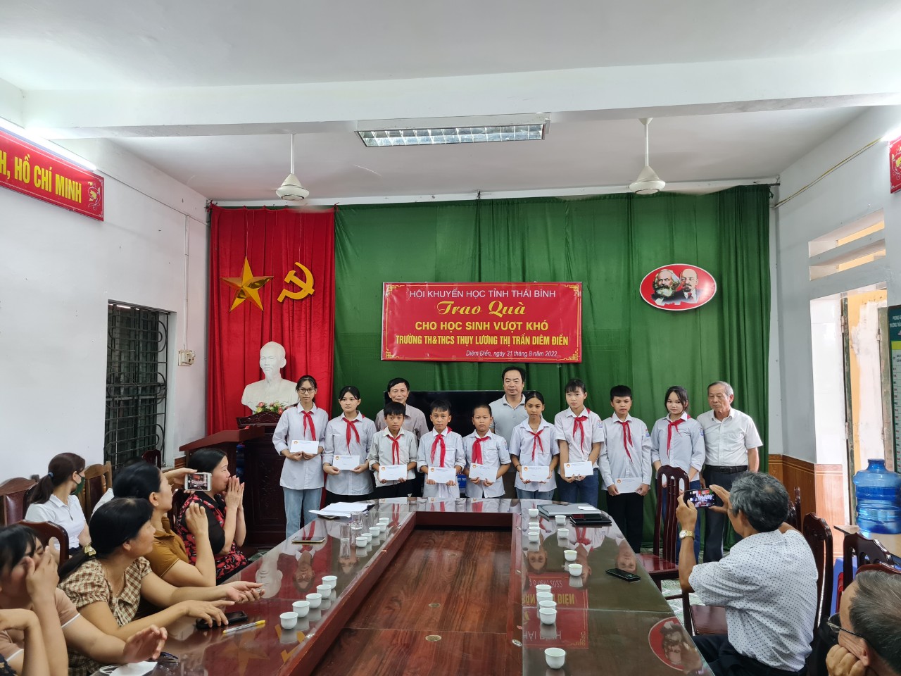 Trao quà cho học sinh vượt khó trường TH&THCS Thụy Lương thị trấn Diêm Điền - 5