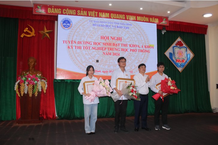 Thái Bình: Tổ chức tuyên dương khen thưởng học sinh đạt Thủ khoa, Á khoa trong kỳ thi tốt nghiệp THPT năm 2024