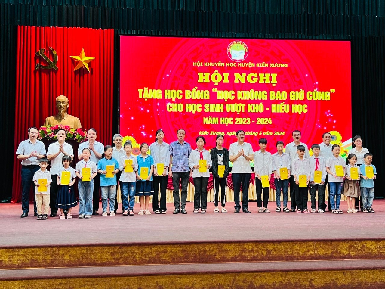 Thái Bình: Huyện Kiến Xương tổ chức trao học bổng “Học không bao giờ cùng” cho học sinh vượt khó - hiếu học