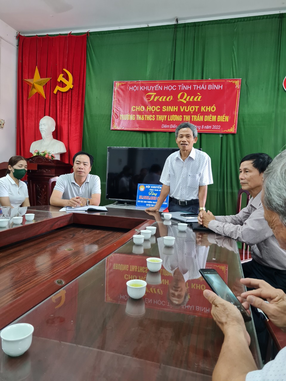 Trao quà cho học sinh vượt khó trường TH&THCS Thụy Lương thị trấn Diêm Điền - 2