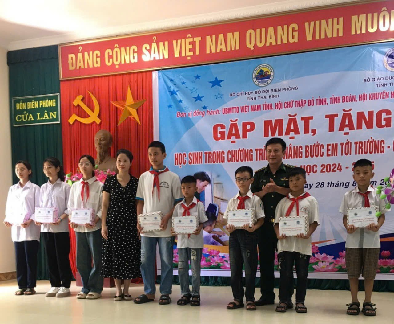 Hội Khuyến học tỉnh Thái Bình trao học bổng trong chương trình “Nâng bước em đến trường – con nuôi đồn Biên phòng” năm học 2024-2025