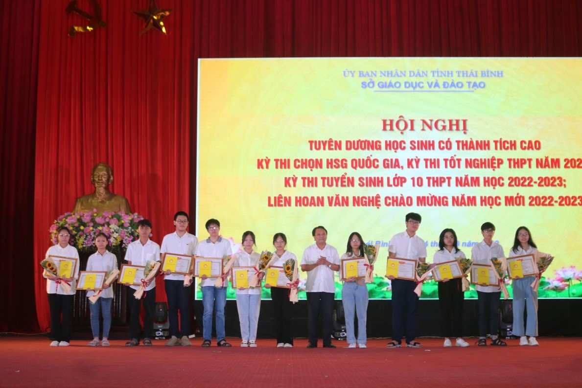Thái Bình tổ chức Hội nghị tuyên dương học sinh có thành tích cao trong các kỳ thi năm 2022 và liên hoan văn nghệ chào mừng năm học mới 2022-2023