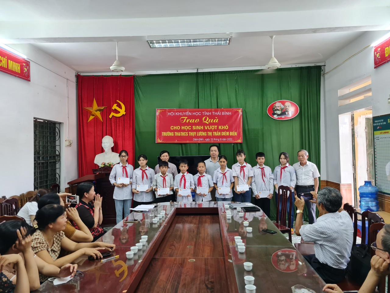 Trao quà cho học sinh vượt khó trường TH&THCS Thụy Lương thị trấn Diêm Điền - 4