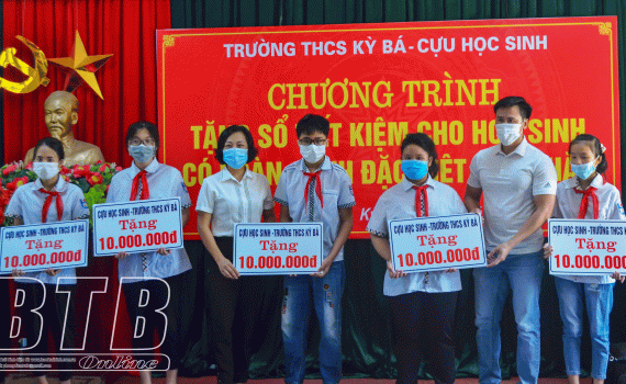 Media/385_hoikhuyenhocthaibinh/FolderFunc/202108/Images/hoi-khuyen-hoc-thanh-pho-chap-canh-uoc-mo-cho-hoc-sinh-ngheo-09200704082021-20210826090409-e.gif